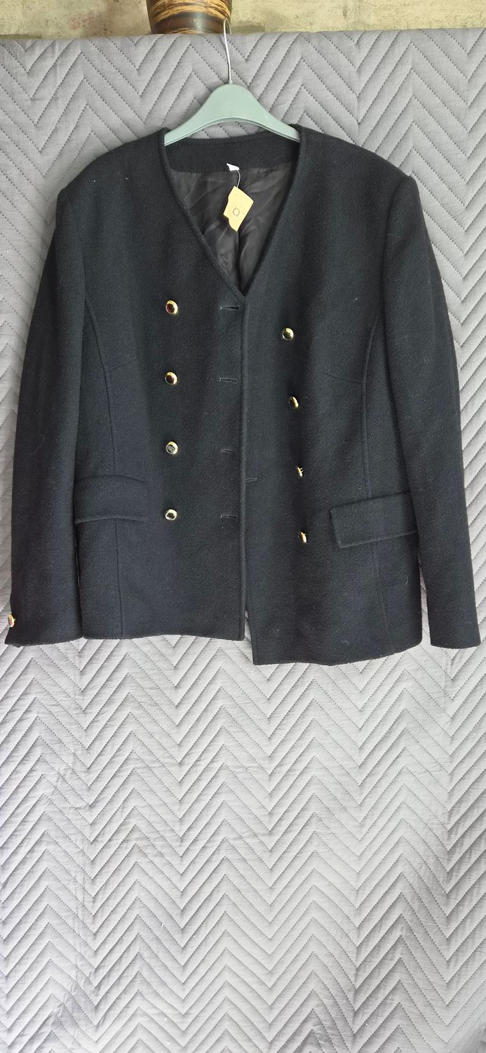 CHAQUETA ESTILO TAPADO PARA DAMA EN PA�O, CON BOTONES DORADOS, 80% LANA. COLOR NEGRO. TALLE 48