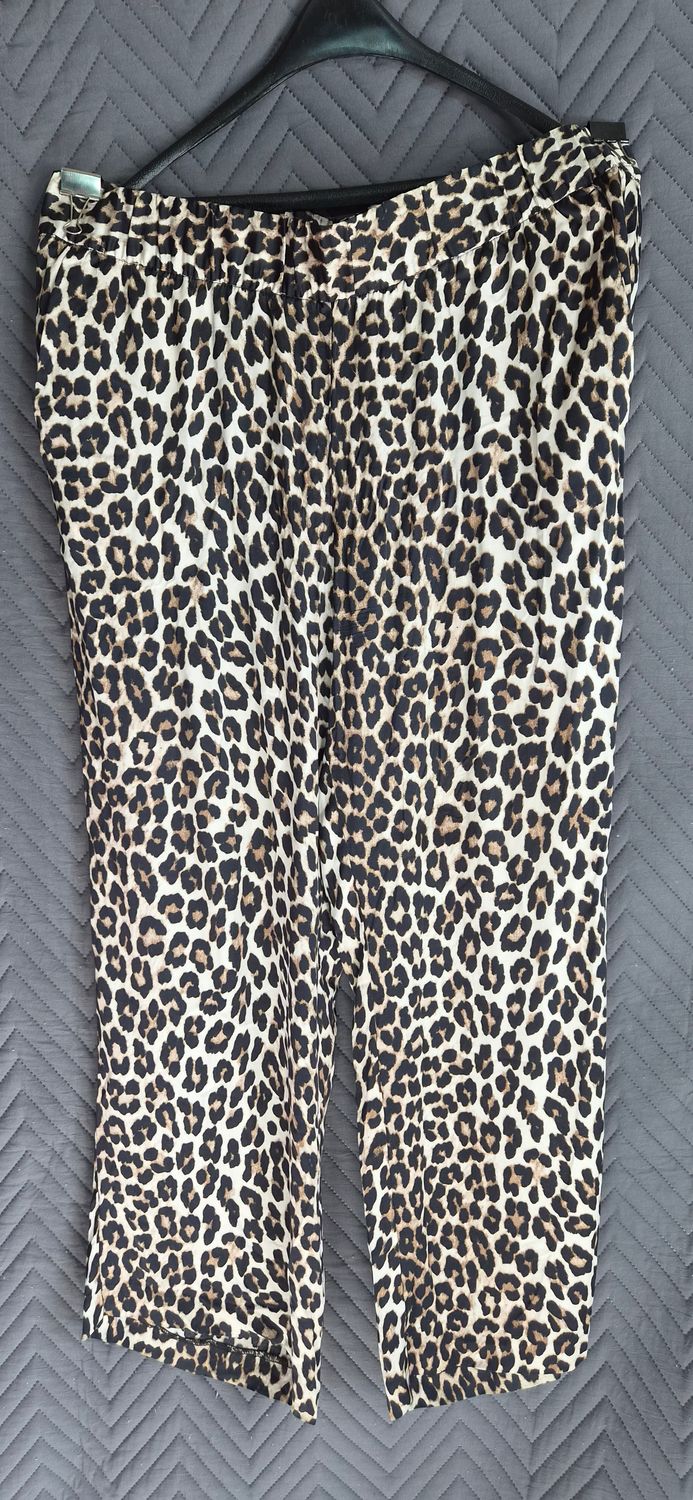 PALAZZO EN SEDA, CON BOLSILLOS Y CINTURA CON ELASTICO. TALLE XL. MARCA HYM. ANIMAL PRINT.