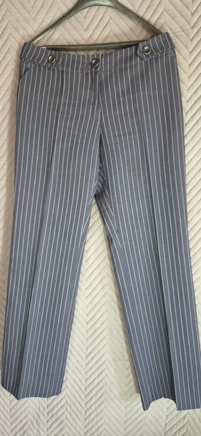 PANTALON SASTRERO, RECTO, PRETINA CON PRECILLAS, BOLSILLOS. AZUL CON L�NEAS BLANCAS. IMPECABLE. TALLE L