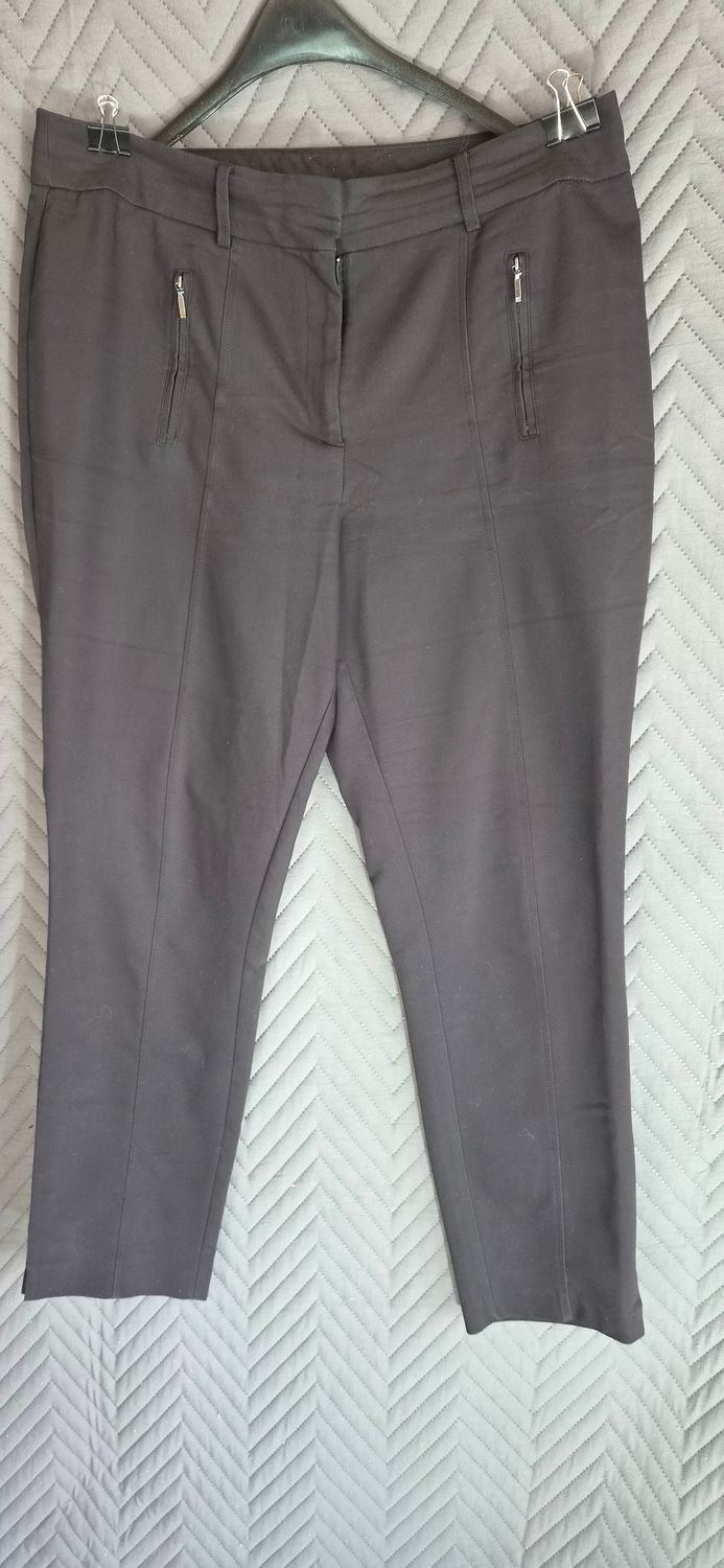 PANTALON SASTRERO, CHUPIN, BOLSILLOS CON CIERRE. COLOR NEGRO, TALLE XL.