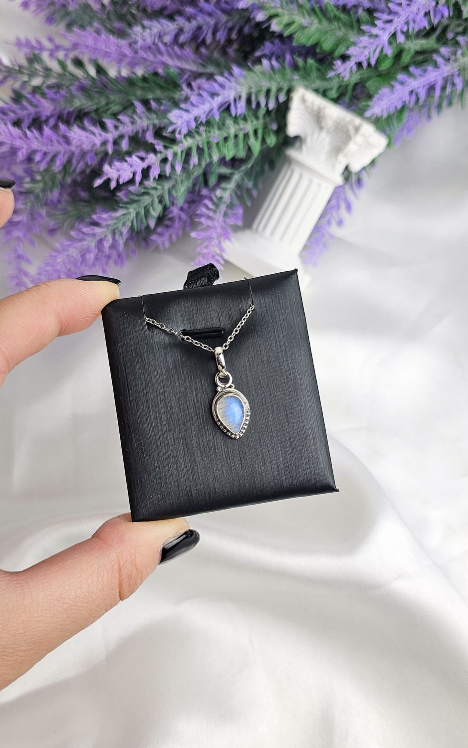 Etnic Necklace in Rainbow Moonstone