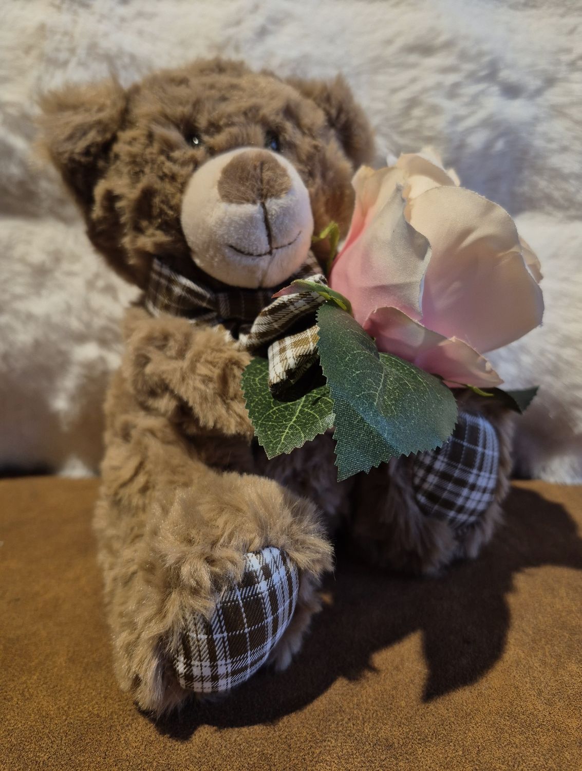 KNUFFELBEER MET  ZALMKLEURIGE ZIJDEN ROOS