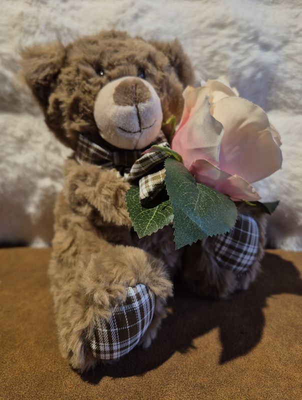 KNUFFELBEER MET  ZALMKLEURIGE ZIJDEN ROOS