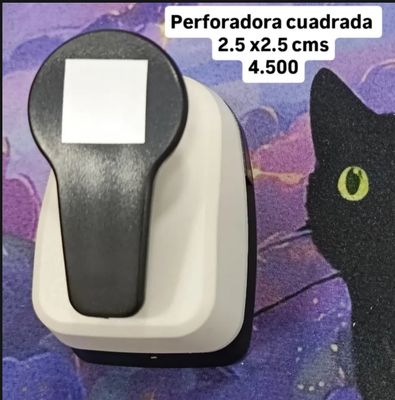 KM Perforadora cuadrada  2.5 cms x 2 cms