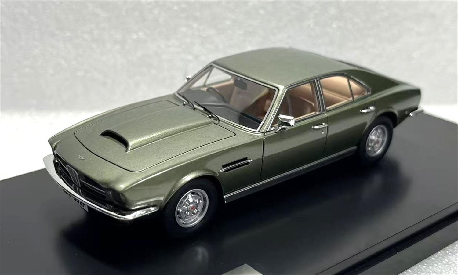1:43 Matrix - Aston Martin Lagonda S1 green metallic 74-75