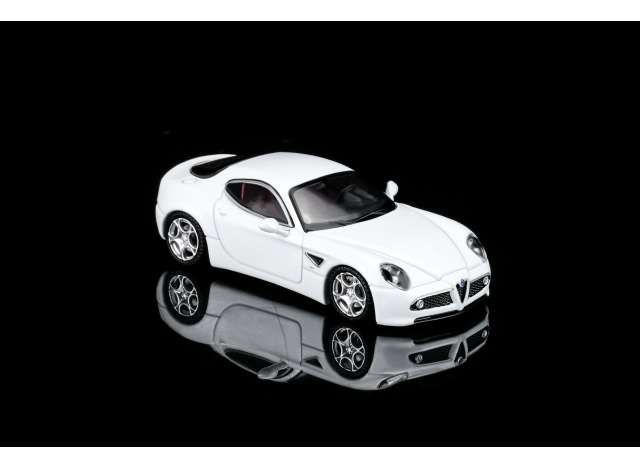 1:64 Motorhelix - 2008 Alfa Romeo 8C Competizione, bianco polare