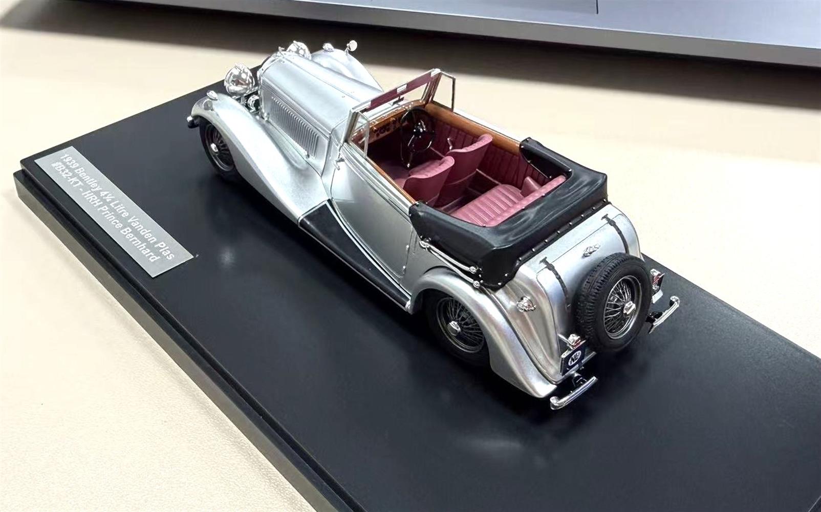 1:43 Matrix - Bentley 4¼ Litre DHC Vanden Plas 1939 #B/32/KT - silver