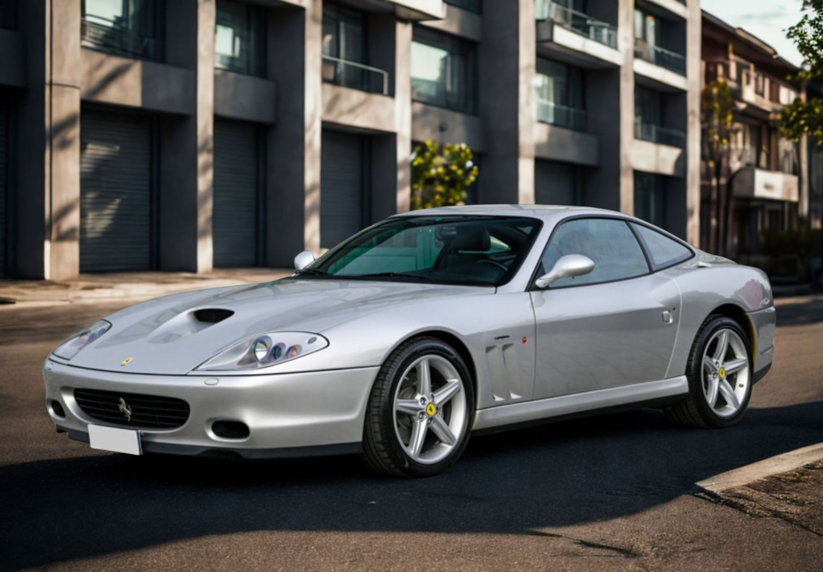 1:18 BBR - 2002 Ferrari 575M Maranello Black Interior Argento Nürburgring *with Showcase*