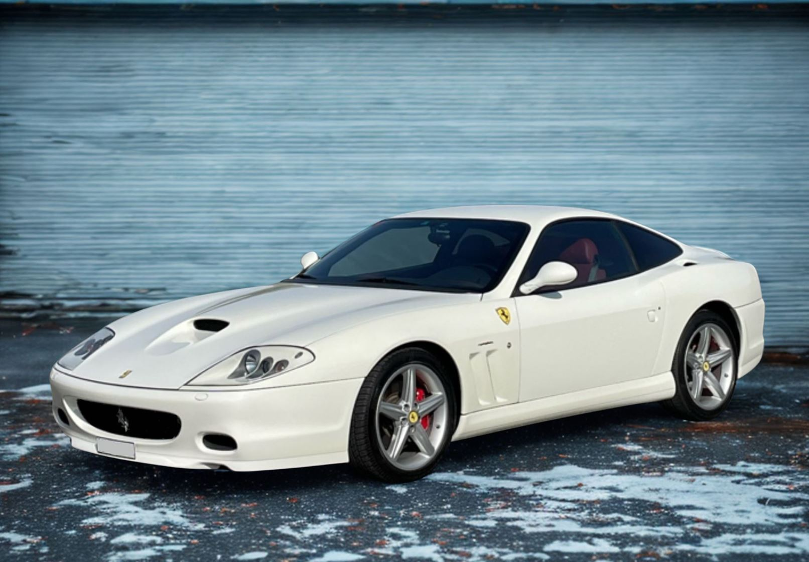1:18 BBR - 2002 Ferrari 575M Maranello Red Interior Bianco Avus White *with Showcase*