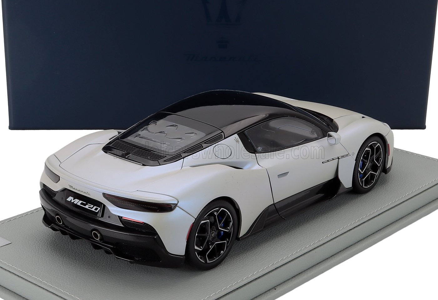 1:18 Maserati Dealer Model (by BBR) - 2020 Maserati MC20 Gloss Black Roof Bianco Audace White Black *Mit Vitrine*