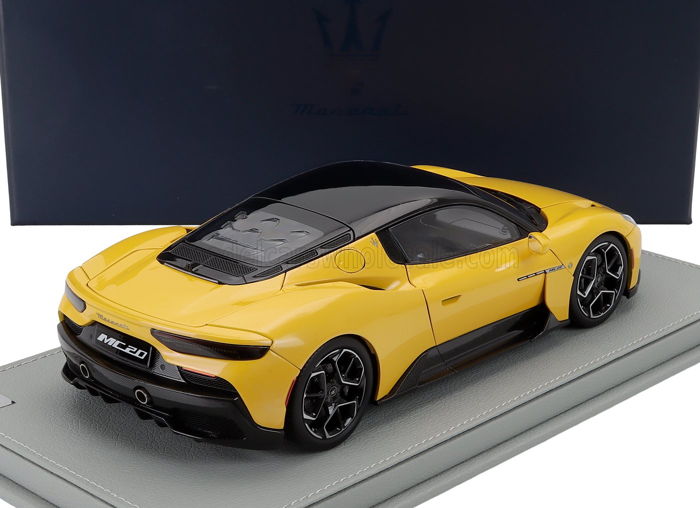 1:18 Maserati Dealer Model (by BBR) - 2020 Maserati MC20 Gloss Black Roof Giallo Genio Yellow Black*Mit Vitrine*