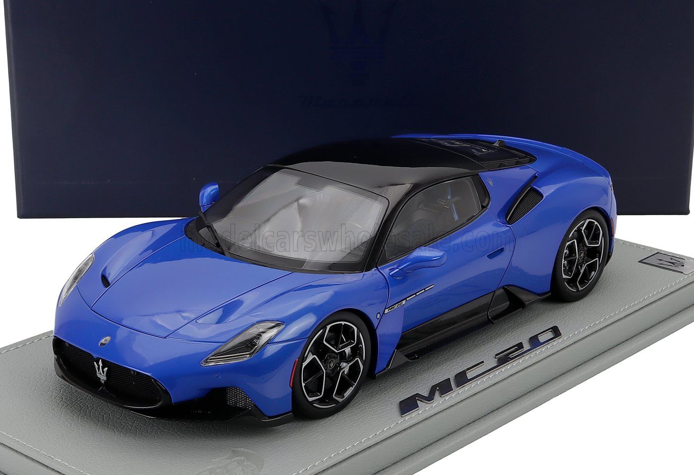 1:18 Maserati Dealer Model (by BBR) - 2020 Maserati MC20 Gloss Black Roof Blu Infinito Blue Metallic Black*Mit Vitrine*