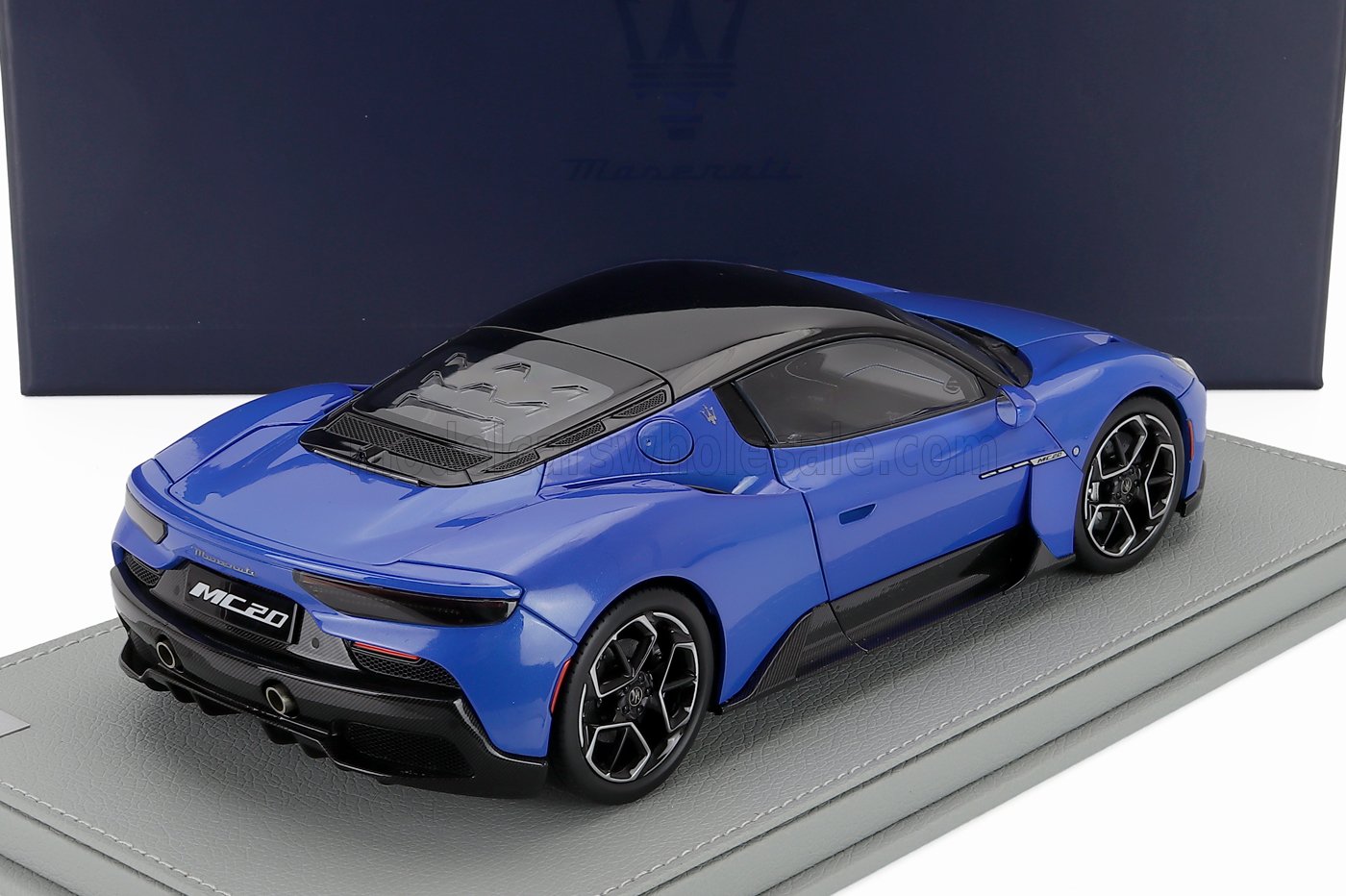 1:18 Maserati Dealer Model (by BBR) - 2020 Maserati MC20 Gloss Black Roof Blu Infinito Blue Metallic Black*Mit Vitrine*