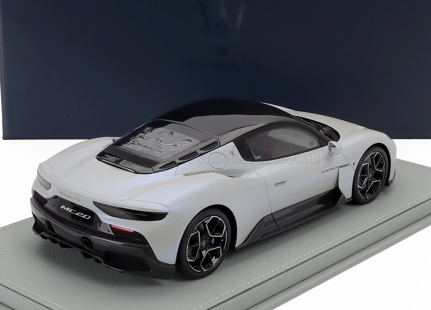 1:18 Maserati Dealer Model (by BBR) - 2020 Maserati MC20 Bianco Audace White *Mit Vitrine*