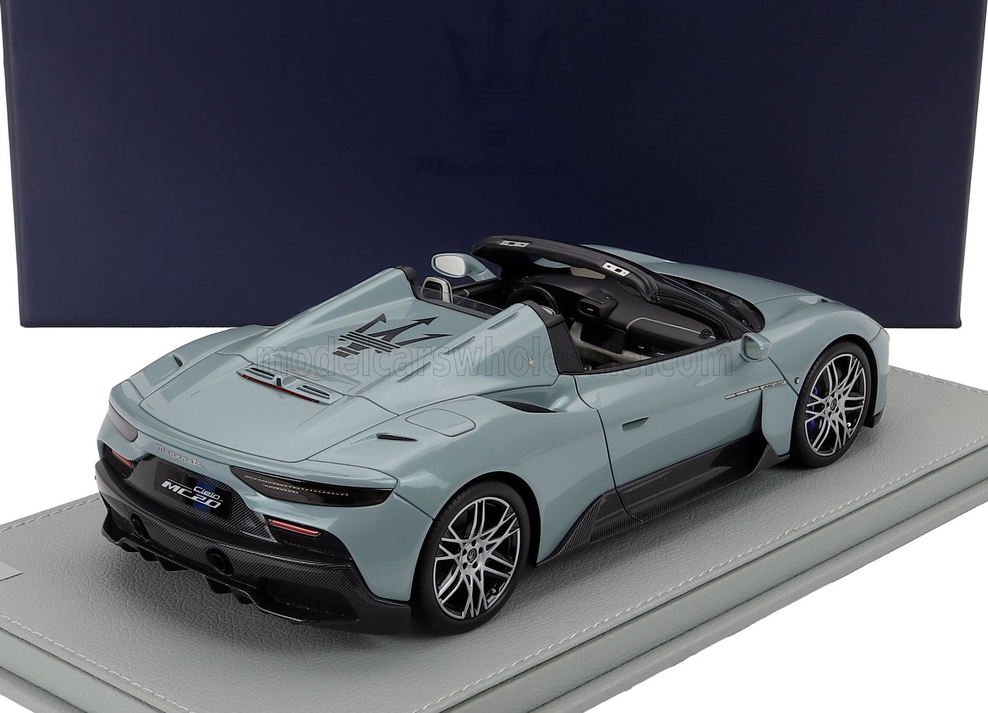 1:18 Maserati Dealer Model (by BBR) - 2022 Maserati MC20 Cielo Spider Acquamarina Light Blue Metallic *Mit Vitrine*
