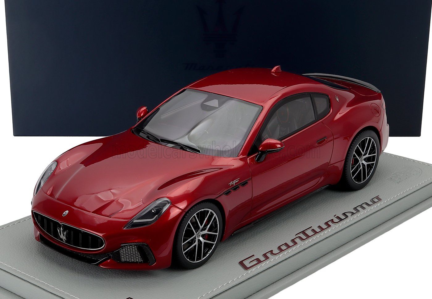 1:18 Maserati Dealer Model (by BBR) - 2023 Maserati GranTurismo Trofeo Rosso GranTurismo Red Metallic *Mit Vitrine*