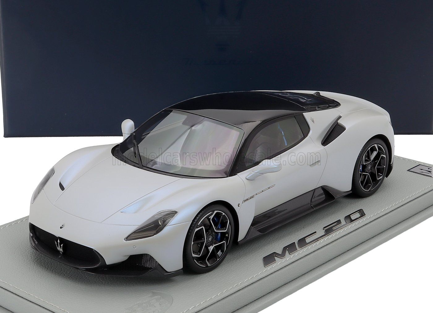 1:18 Maserati Dealer Model (by BBR) - 2020 Maserati MC20 Bianco Audace White *Mit Vitrine*