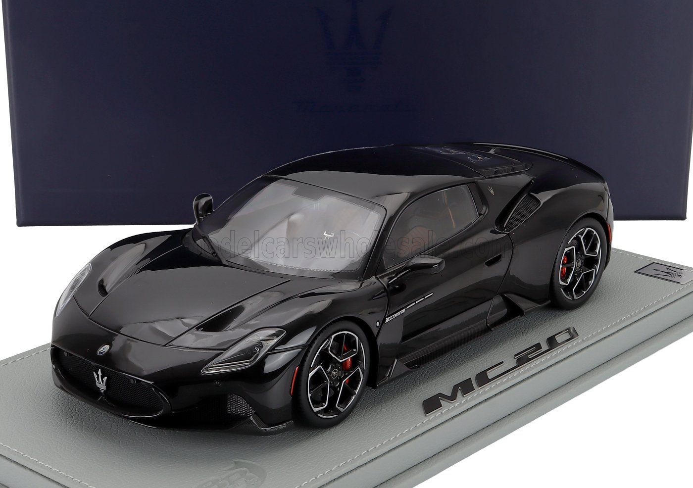 1:18 Maserati Dealer Model (by BBR) - 2020 Maserati MC20 Gloss Black Roof Nero Enigma Black *Mit Vitrine*