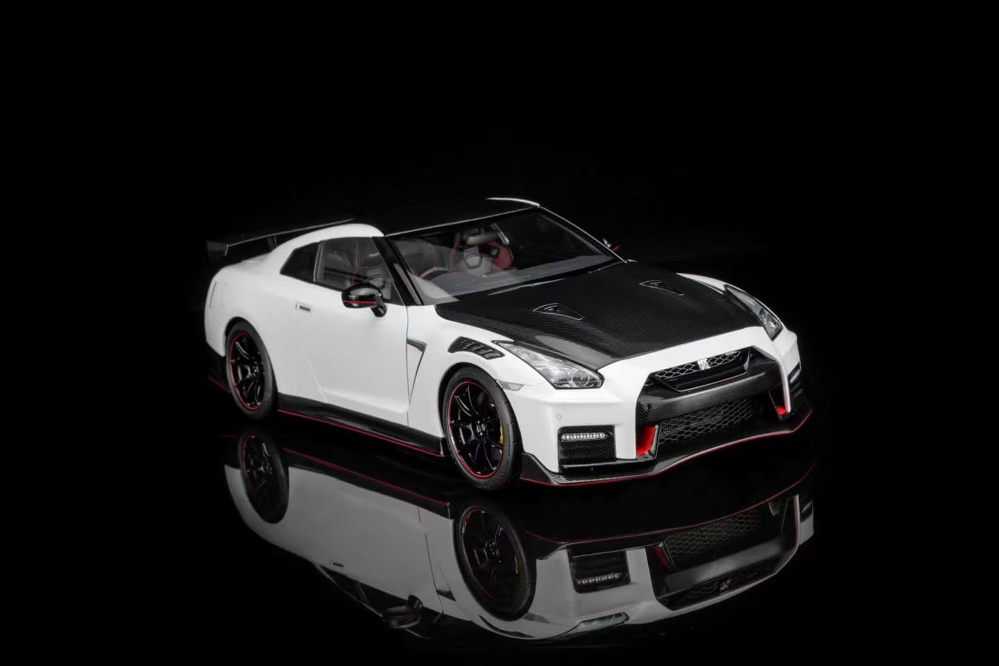1:18 Motorhelix - 2022 Nissan GT-R Nismo (R35) Special Edition Brilliant White Pearl