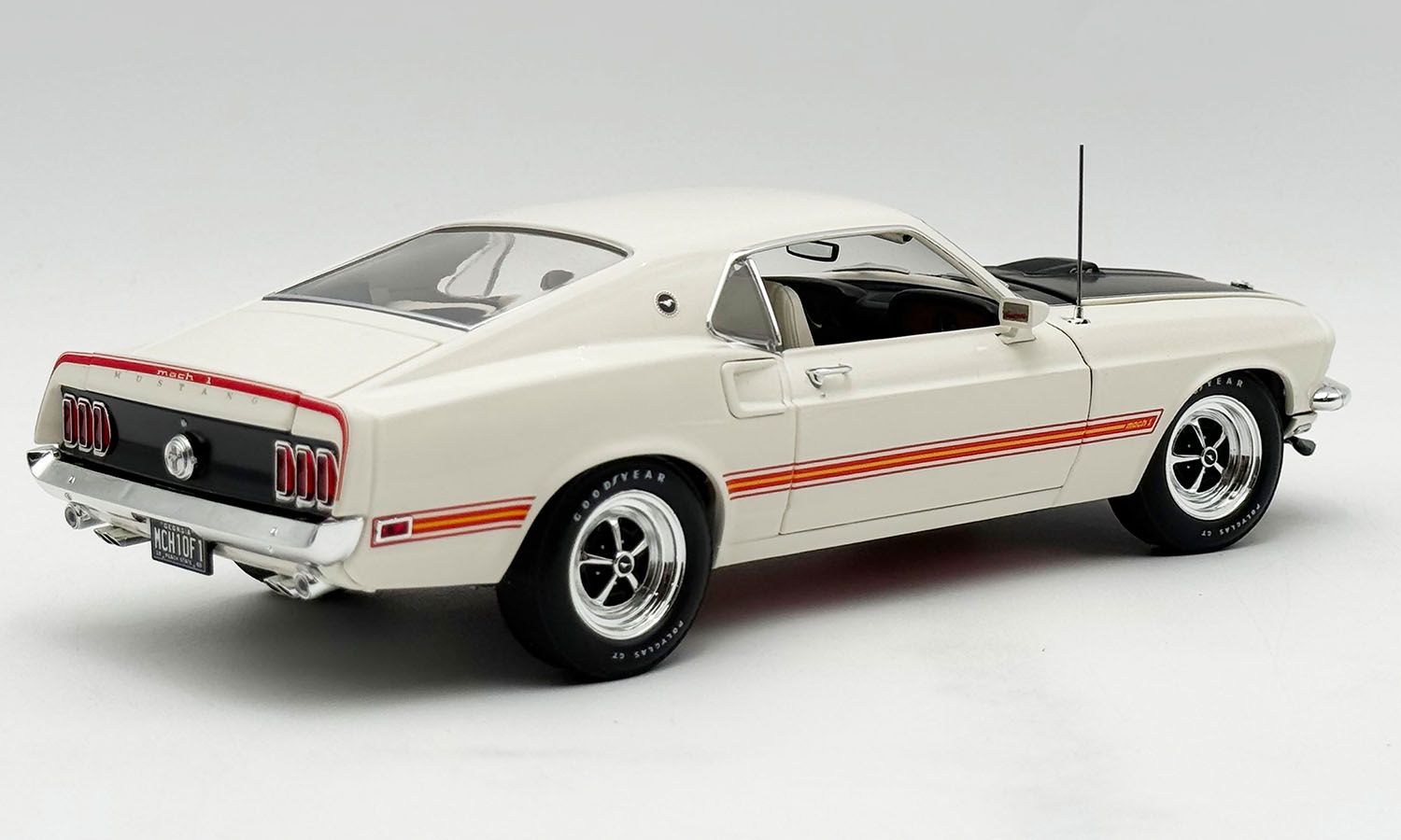 1:18 ACME - 1969 Ford Mustang 428 Cobra Jet Wimbledon White