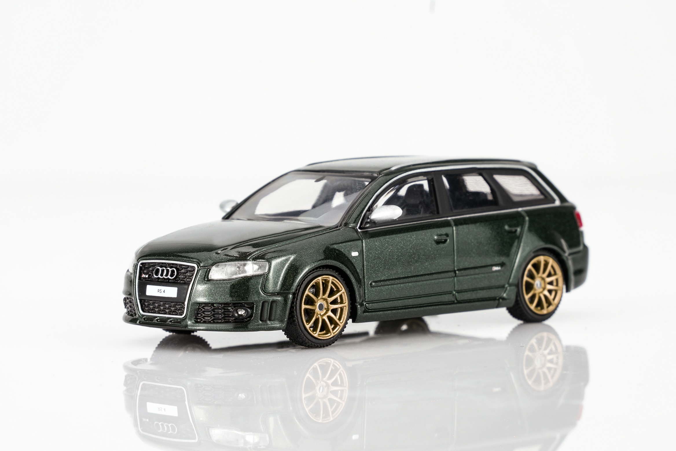 1:64 Motorhelix - 2005 Audi RS4 (B7), deep green pearl