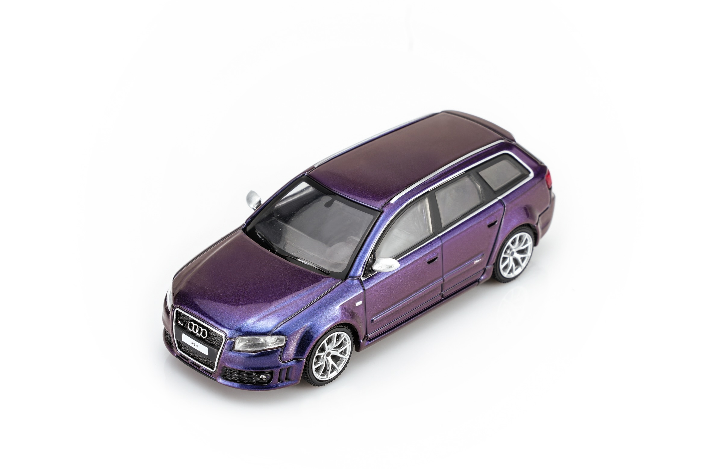 1:64 Motorhelix - 2005 Audi RS4 (B7), army girl purple pearl