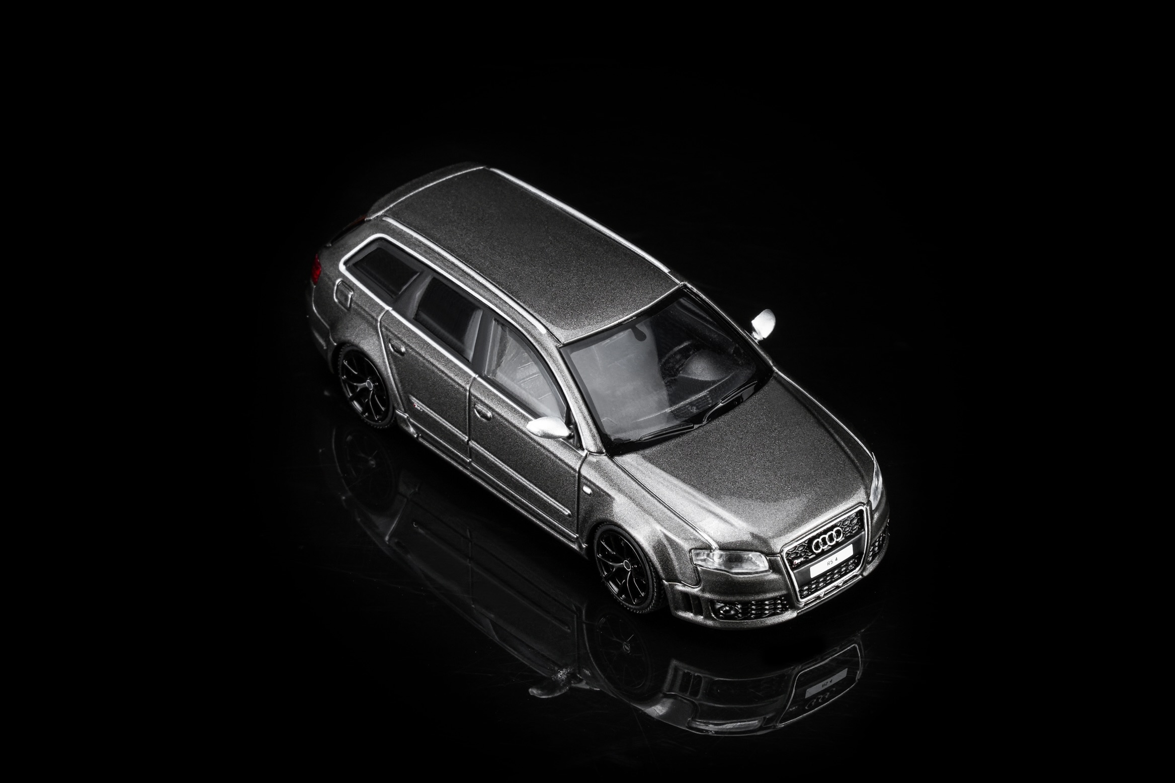 1:64 Motorhelix - 2005 Audi RS4 (B7), grey pearl