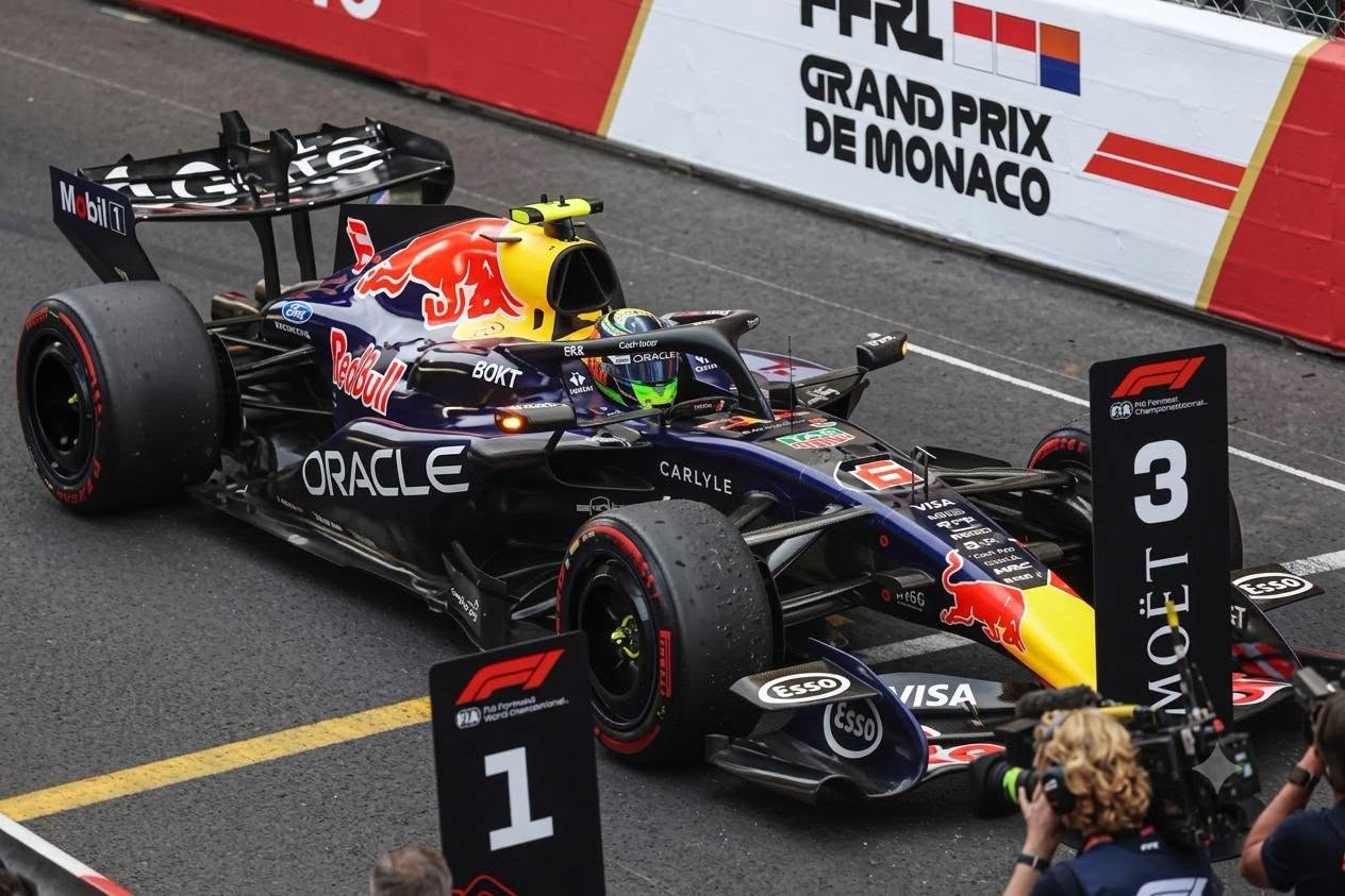 1:43 Spark - Red Bull Racing RB22 Monaco GP 2026 #6 - I. Hadjar *With Number Board*