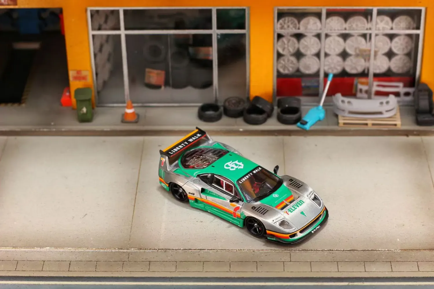 1:64 Street Weapon - F40 *ZAMAC* 711, green/silver