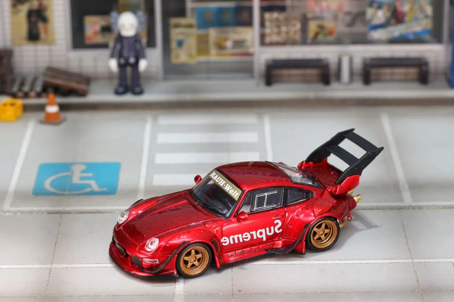 1:64 Street Weapon - Porsche 993 *Supreme* high tail, red