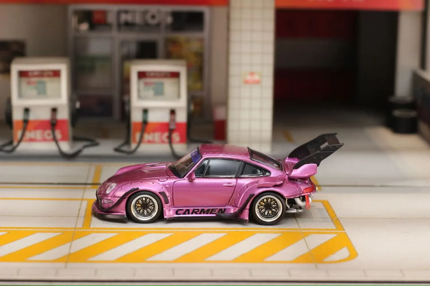 1:64 Street Weapon - Porsche 993 with high tail, metallic purple