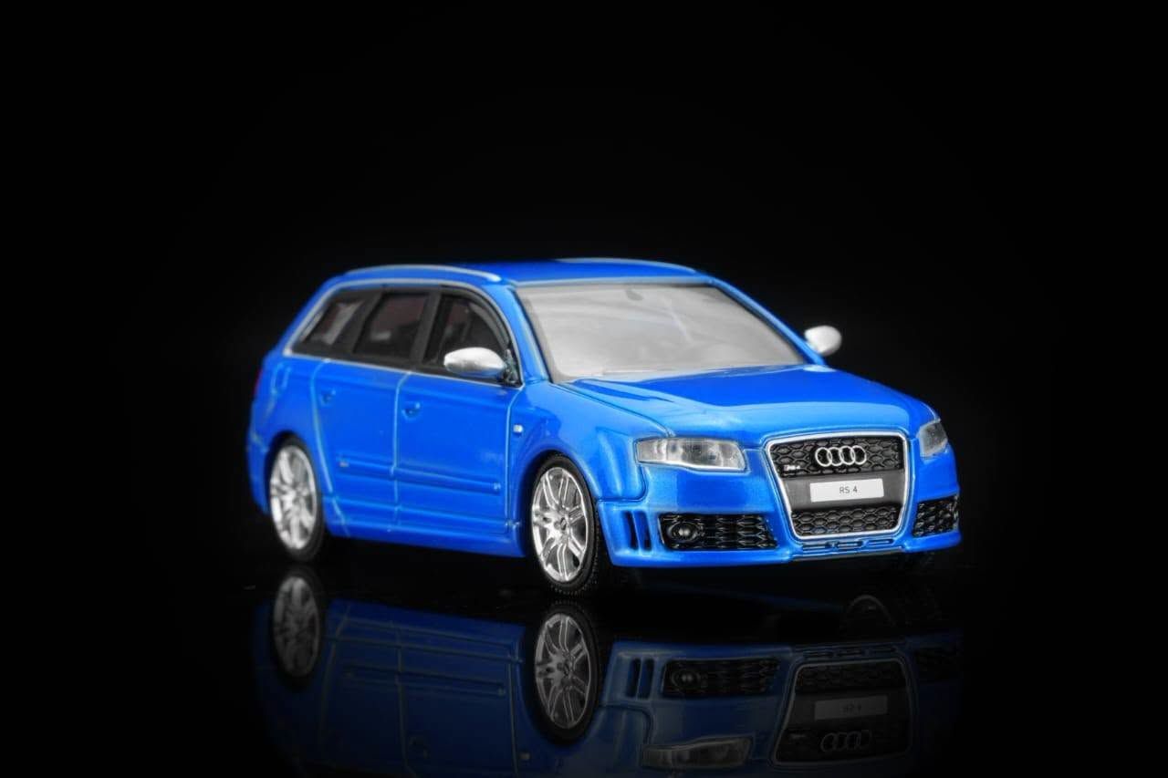 1:64 Motorhelix - 2005 Audi RS4 (B7), blue