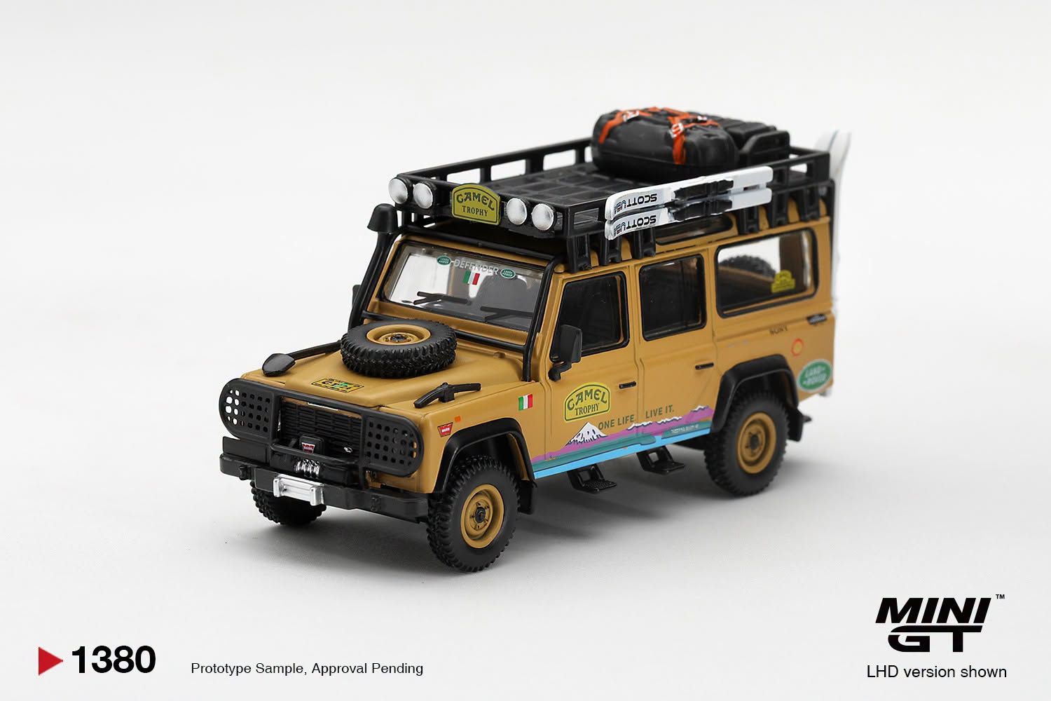 1:64 Mini GT - 1998 Land Rover Defender 110 Camel Trophy Team Italy Tierra Del Fuego CT24