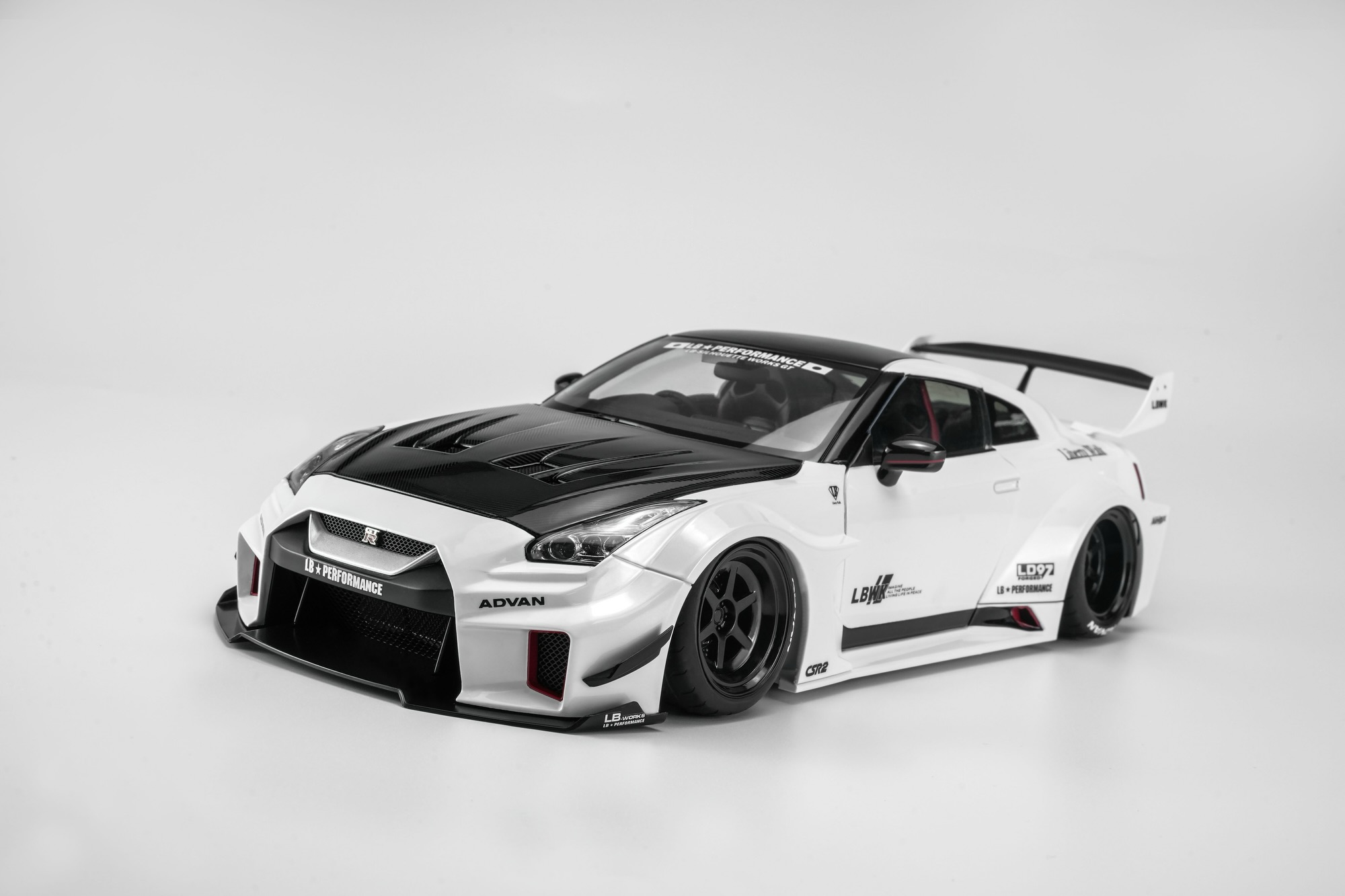 1:18 Motorhelix - 2020 Nissan GT-R (R35) LBWK Silhouette Works Racing White