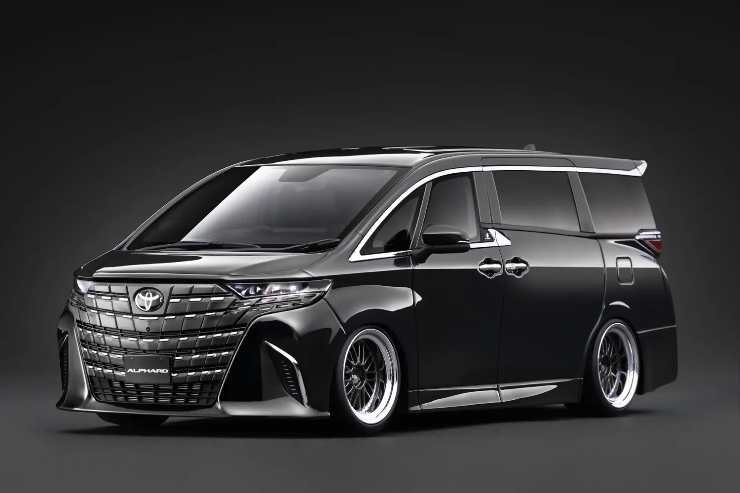 1:18 Ignition - Toyota Alphard Z (H40W), black