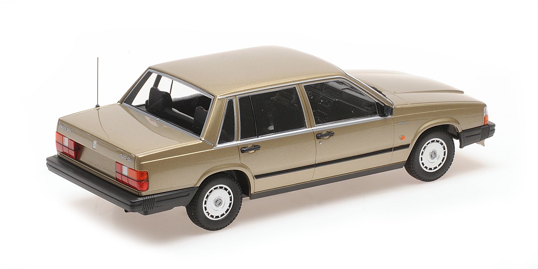 1:18 Minichamps - 1986 Volvo 740 GL Gold