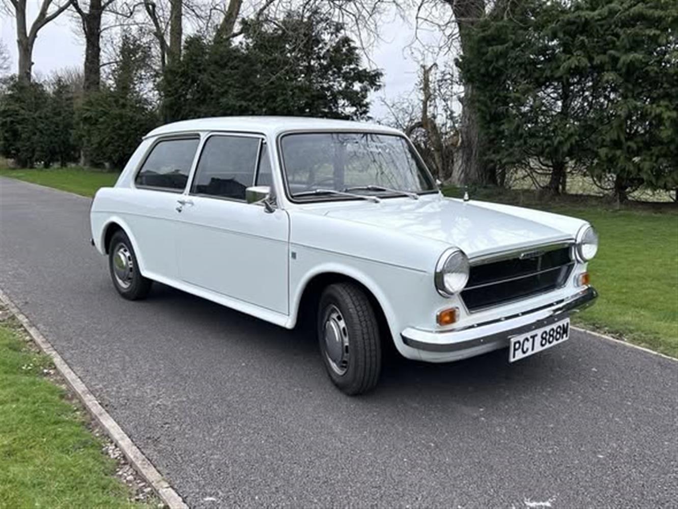 1:43 Matrix - 1974 Austin 1100 MkII Saloon White