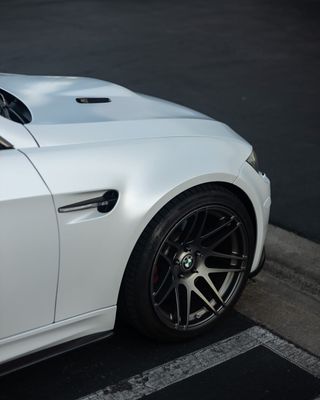 Automobilio apklijavimo plėvelė - aksomas balta (perlas)