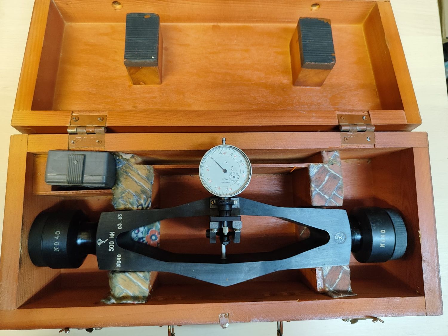 Etalona pārnēsājamais stiepes dinamometrs ar pulksteņa tipa indikatoru, 500 kgf, ДОР-500, PSRS (USSR) Etalona pārnēsājamais stiepes dinamometrs ar pulksteņa tipa indikatoru, 500 kgf, ДОР-500, PSRS (USSR)