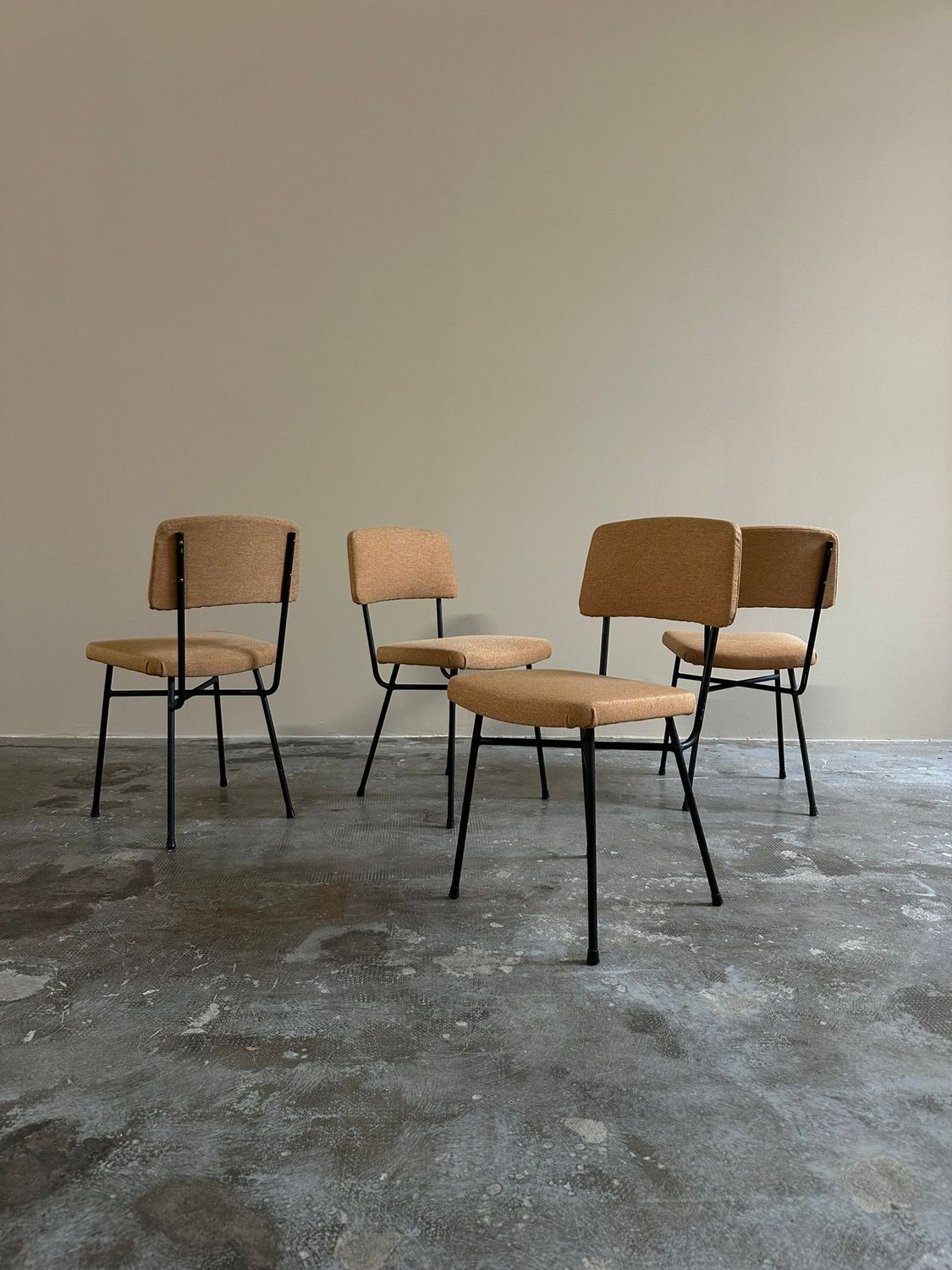 Set di 4 sedie, anni Sessanta, manifattura Italiana Set di 4 sedie, anni Sessanta, manifattura Italiana