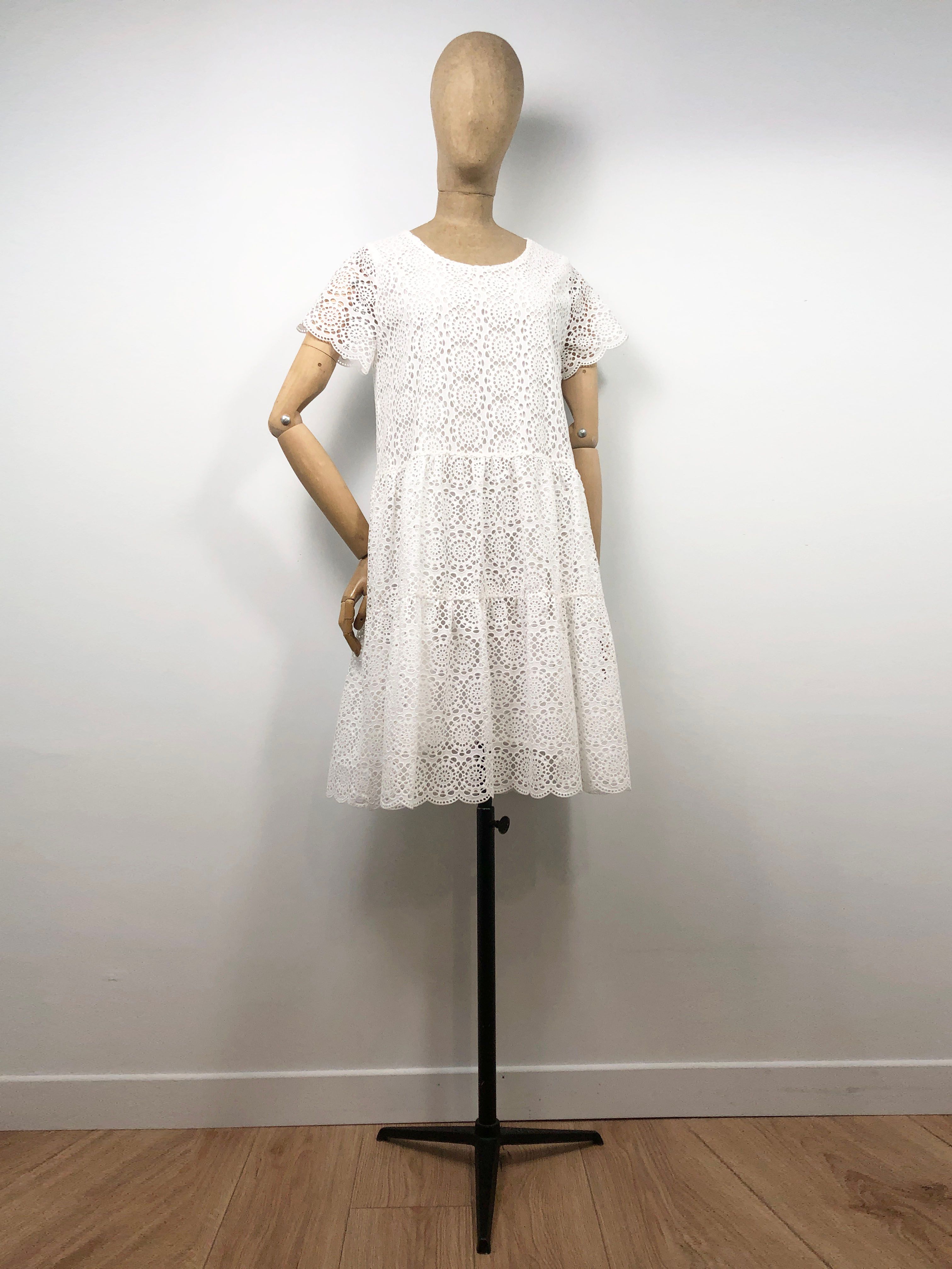 NICE Robe courte en broderie anglaise