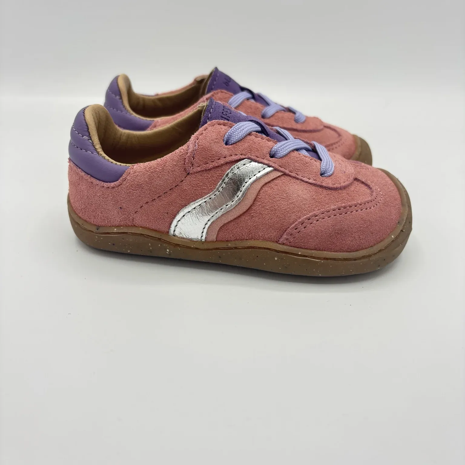 bLifestyle Wildbiene Baby Rosa schräg vorne – weicher Barfußschuh für erste Schritte mit breiter Zehenbox