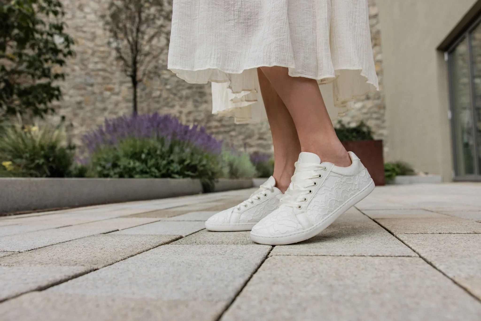 Shapen Lovin Damen-Barfußschuh in Offwhite mit floralem Spitzenmuster – natürlicher Look im Garten getragen