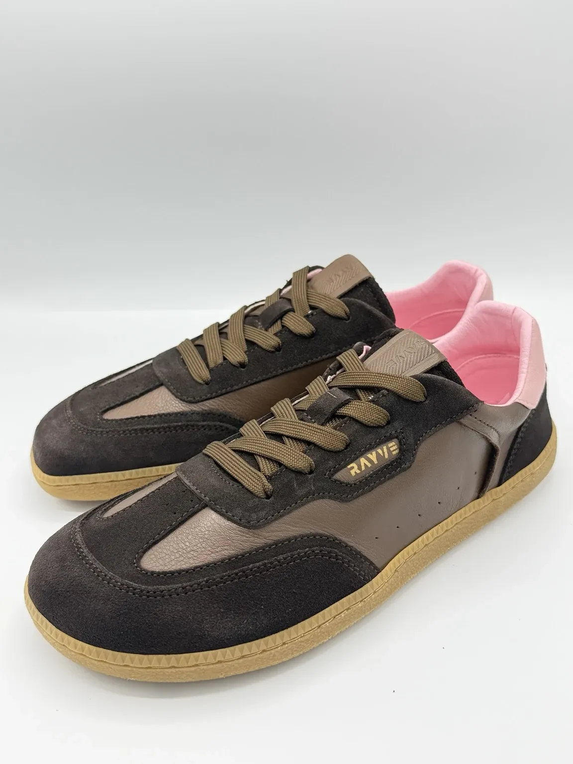 RAYVE Rio Espresso Damen Barfuß-Sneaker aus Leder in Braun mit rosa Fersenbereich und flexibler Soh…