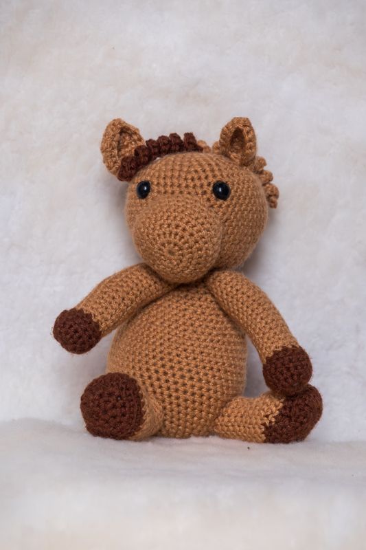 KNITTED WOOL ANIMAL (BUTTERCUP)