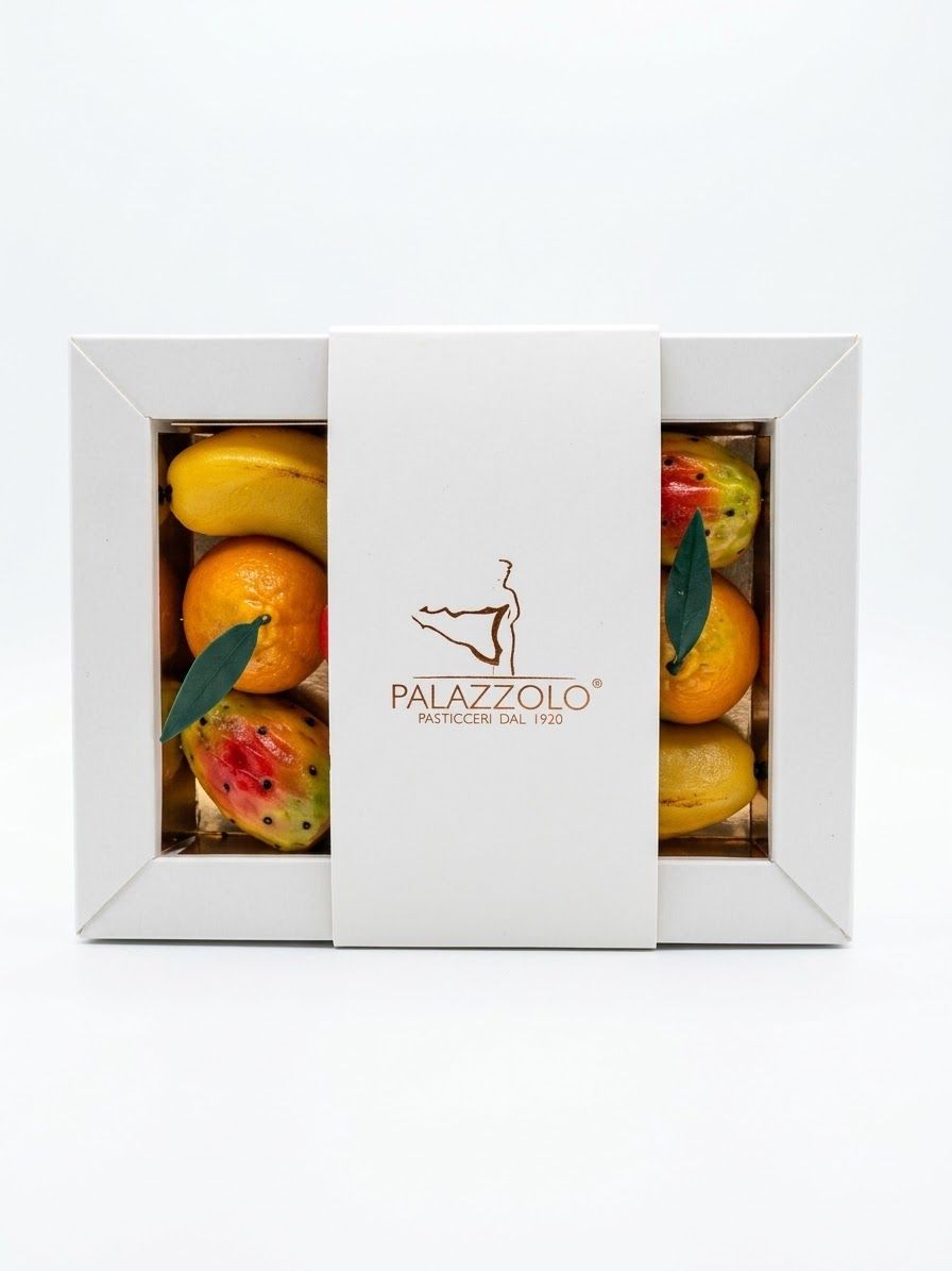 Scatola bianca con frutta di martorana