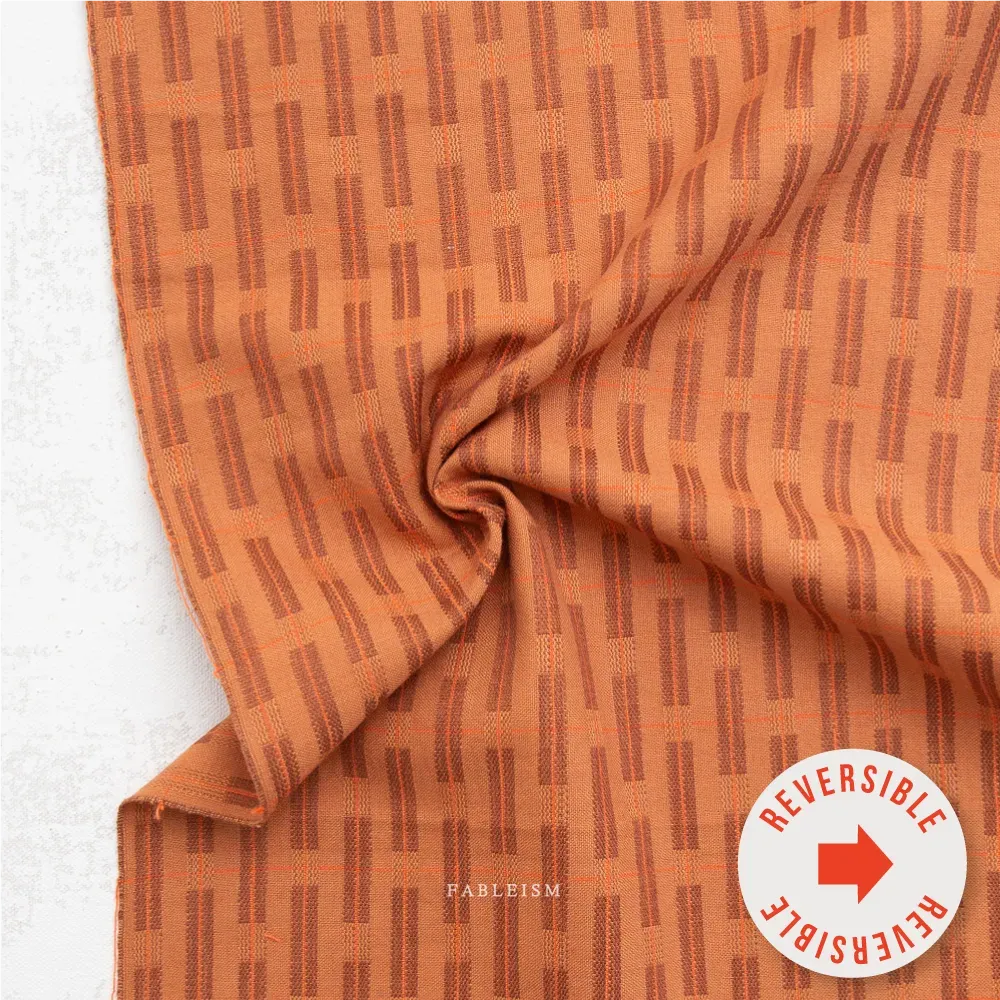 Gewebter Baumwollstoff Formation in Tawny aus der Kollektion Fine and Dandy von Fableism mit grafischem Muster.