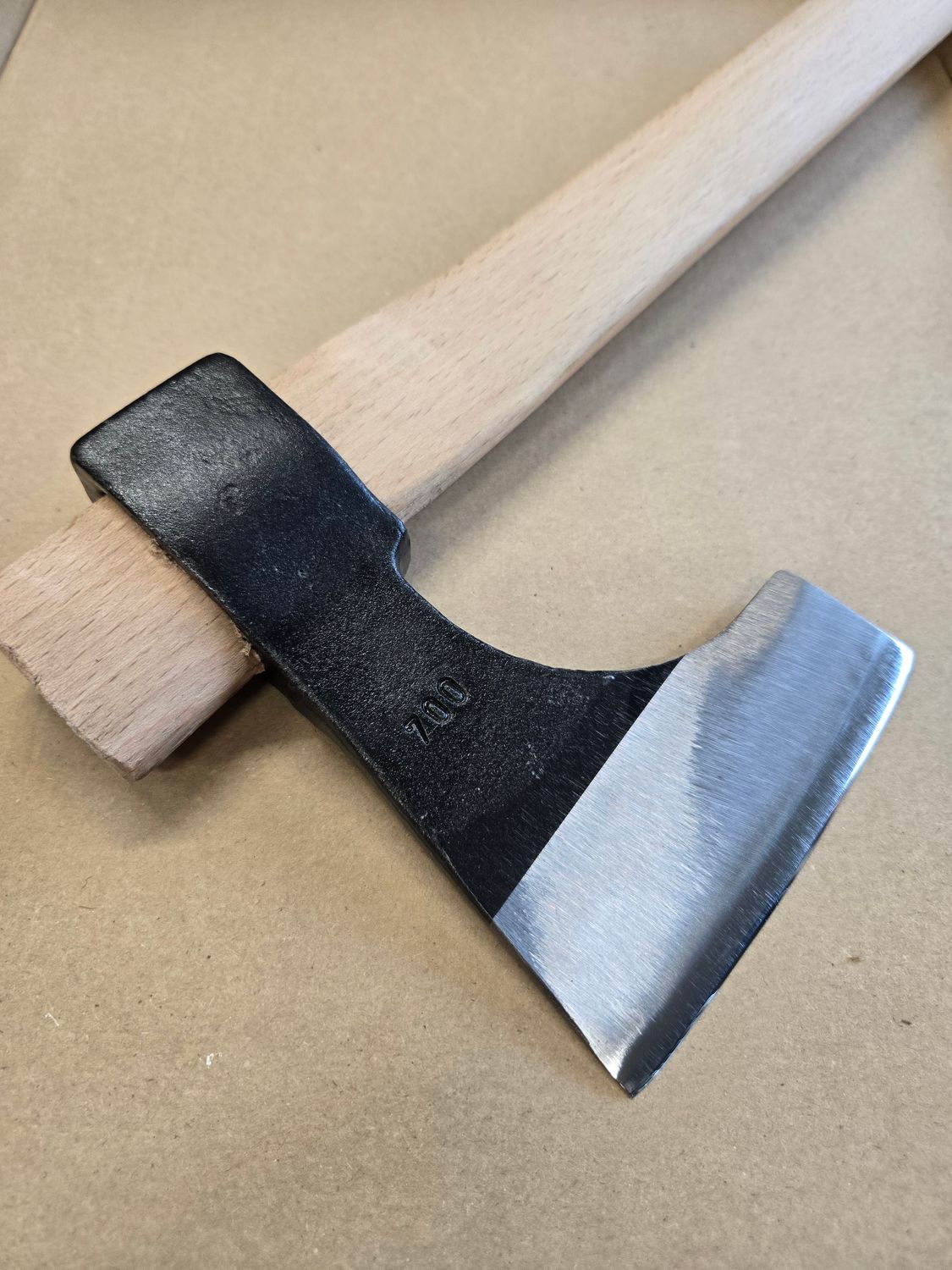 Déstockage : Hache barbue type Balkan - 700g LFSIMP avec manche droit