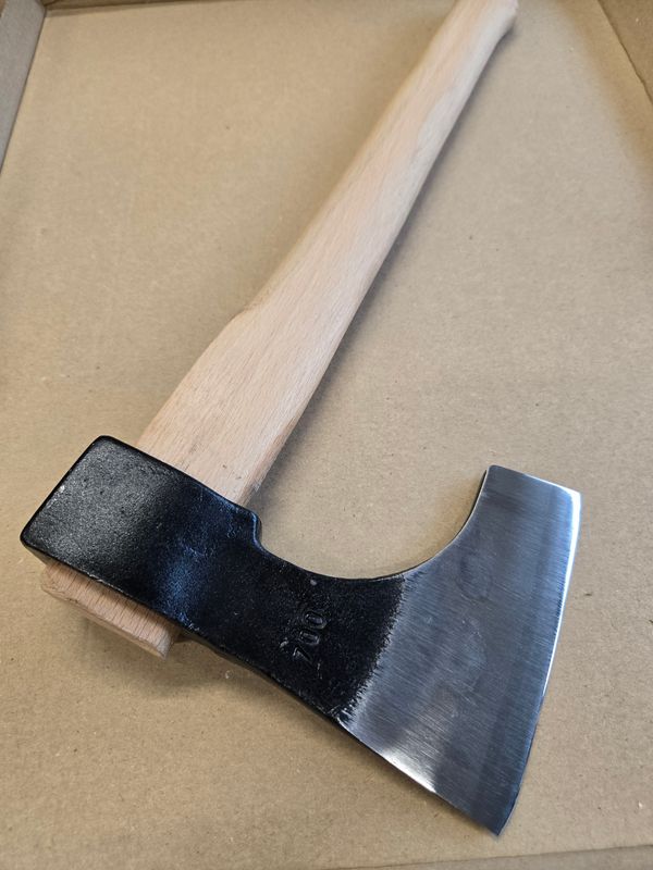 Déstockage : Hache barbue type Balkan - 700g LFSUP avec manche ergonomique Déstockage : Hache barbue type Balkan - 700g LFSUP avec manche ergonomique