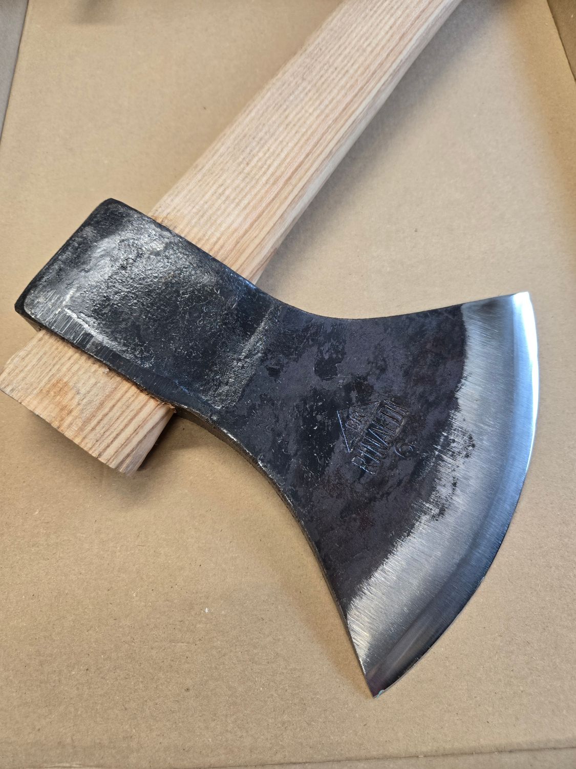 Déstockage : Hache Rinaldi modèle 311 - type Cadore large LFSIMP manche droit